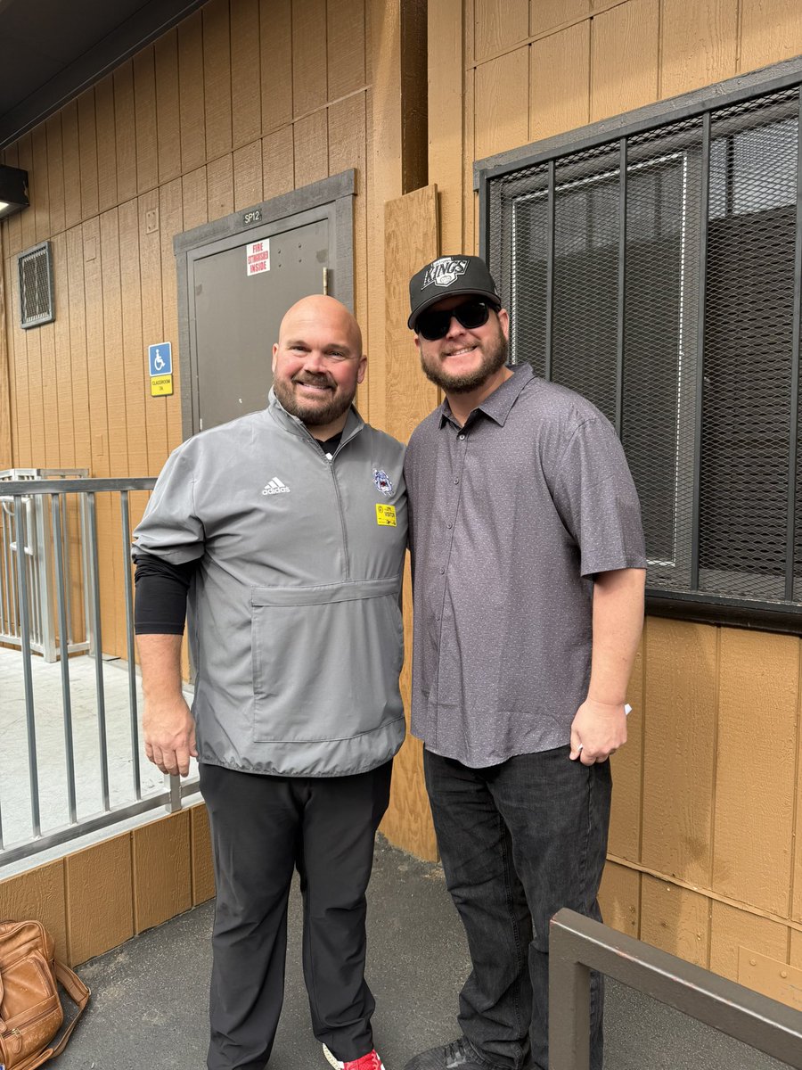 CoachCass4's tweet photo. Thank you @CoachGigli for stopping by Kennedy yesterday. It was great to meet and chat with you. https://t.co/RrWJZIVXiT