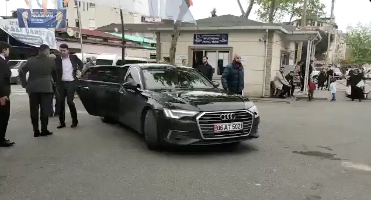 “Sinan Ateş'in katilini Ankara'dan İstanbul'a kaçıran çakarlı 06 AT 5021 gördüğünüz üzere Ülkü Ocakları Genel Başkanı A. Y. Yıldırım'ın makam aracıdır. Bilgi, kamera kaydıyla polis tarafndan savcılığa iletilmesine rağmen savcı iddianameye bile koymadı” Anca garibana güçleri yeter