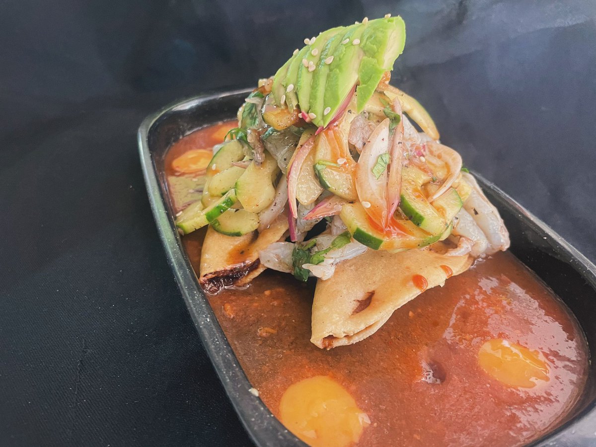 Tacos dorados de marlyn con top de aguachile...