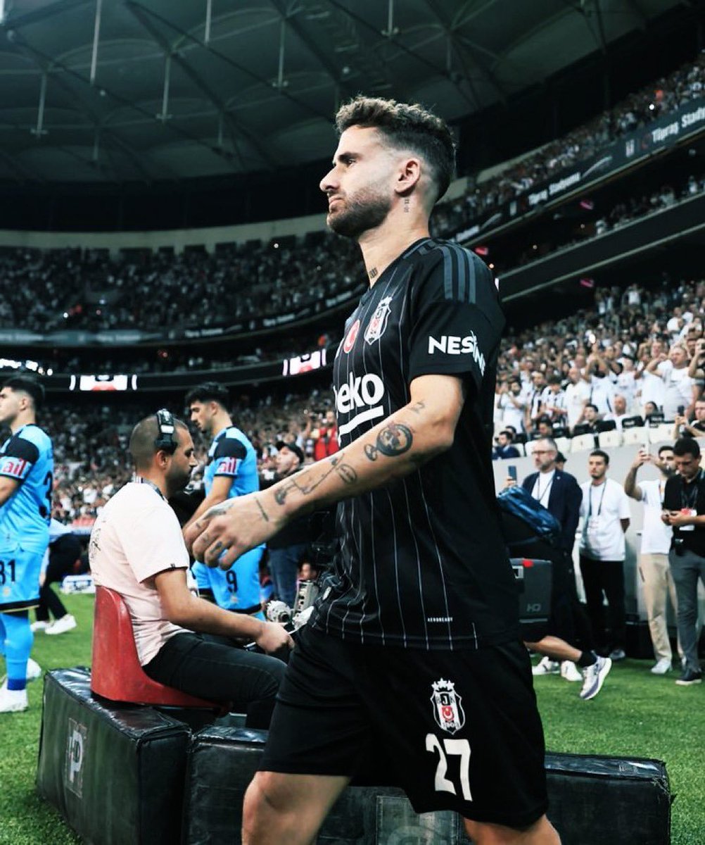 HaberKartali's tweet photo. Rafa Silva, Beşiktaş'a veda paylaşımı yaptı:

"Tüm oyunculara, oyuncuların etrafında çalışan tüm personele ve Beşiktaş taraftarlarına teşekkür etmek istiyorum.

Bana verdiğiniz destek ve gösterdiğiniz sevgi gerçekten inanılmazdı ve bunun için her zaman minnettar olacağım.

Hepinize her şeyin en iyisini diliyorum. 🤍🖤"