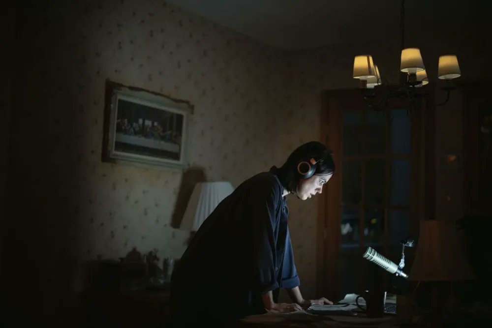 Variety's tweet photo. “Undertone” director Ian Tuason says his new A24 horror movie was inspired by #TheExorcist, which terrified him because it “weaponized” the safety of the home:

“I was trying to figure out why ‘The Exorcist’ scared me so much since I was a little kid. I figured it was because it took the safest place and thing in the world and weaponized it, via a daughter at home.”

“Undertone” centers on a late-night podcaster who begins receiving distressing audio recordings that blur reality and the supernatural. The buzzy horror film debuts at Sundance on Jan. 24 ahead of its March 13 theatrical release.

Read the full profile on Tuason: https://t.co/TuFS9jqV2z