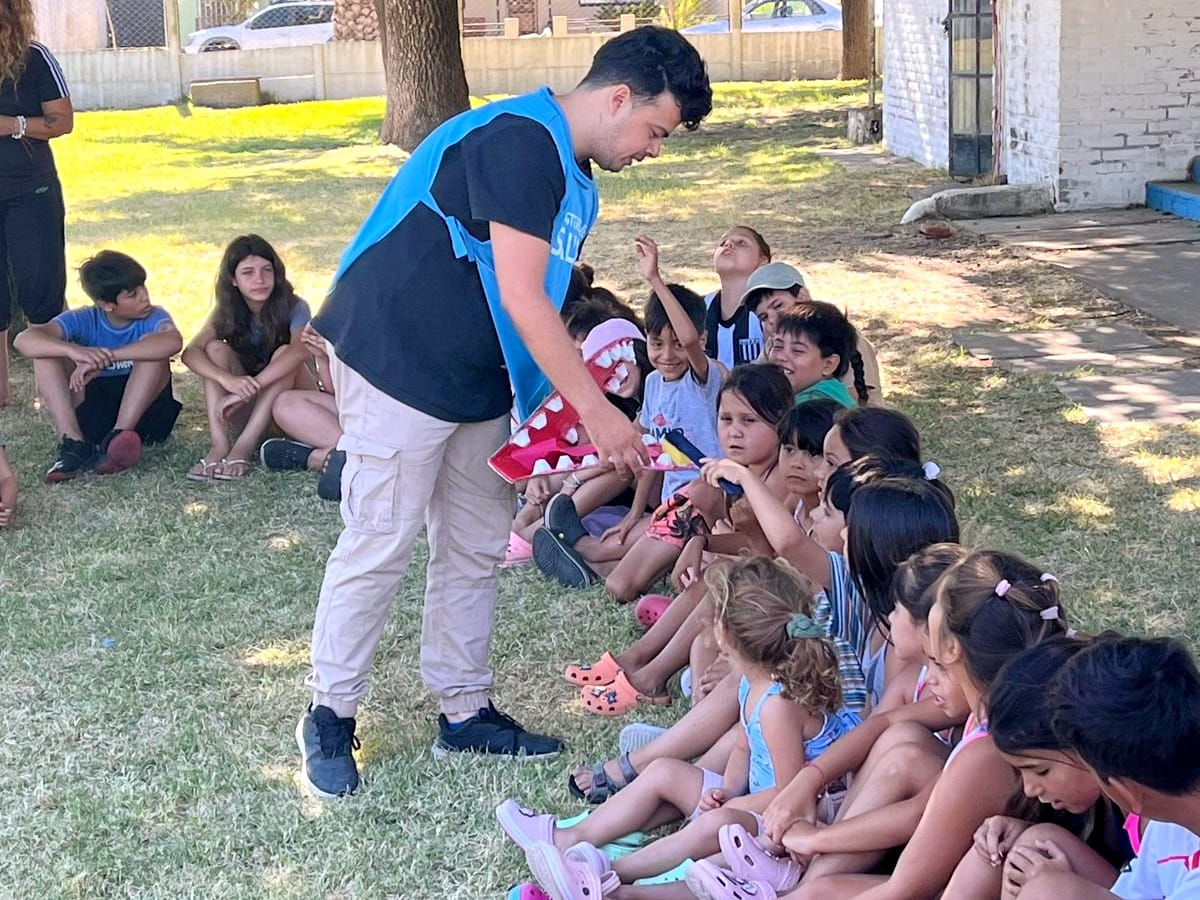 regsanix's tweet photo. ☀️ En #GeneralAlvear, las y los promotores de #SaludComunitaria participaron de las Escuelas Abiertas de Verano.

👉 Realizaron talleres y actividades lúdico recreativas sobre alimentación y salud bucal. 

@SaludBAP https://t.co/lk4Quu1lmL