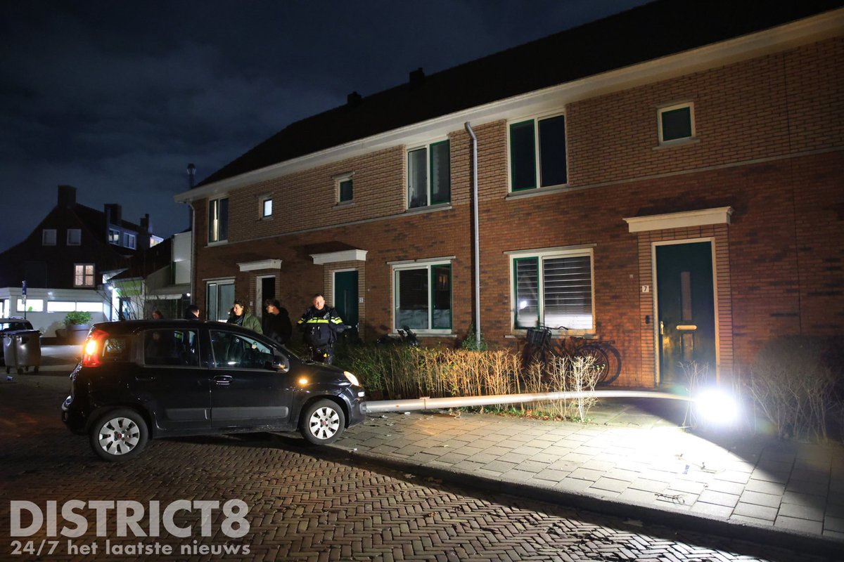 Auto tegen lichtmast op Hof van Delftstraat