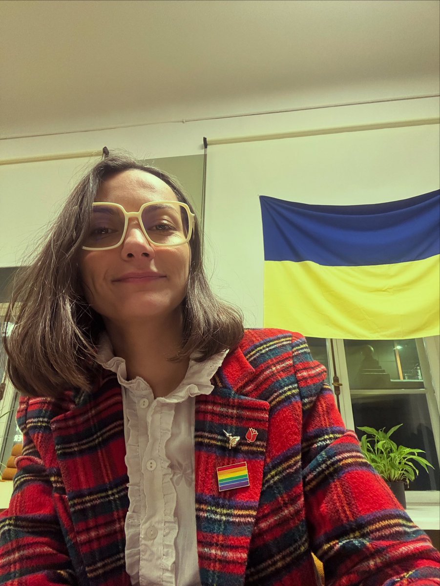 ZuzuIzmailova's tweet photo. Mina Tallinna volikogus linnapea ümmarguste vastuste generaatorist kõrvu puhkamas. Muide Isamaa erakond vähendab Ukraina toetamist, lõpetab mitmed linnainimeste elukeskkonna kvaliteeti parandavad projektid, nagu uued trammiliinid, kõnniteede rajamine jne, aga lisaks vähendatakse ka vaimse tervise abi kättesaadavust ja luuakse parteilastele suurel hulgal sotsiaalseid töökohti. Aga omaette kõnekas on veel seegi, et Isamaa juhitud linna volikogu koridorid kajavad venekeelsest kõnest.