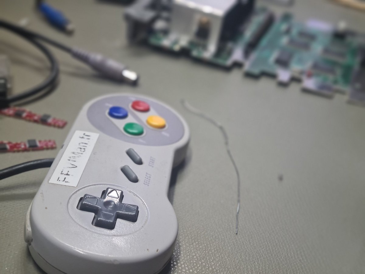 DokPepper's tweet photo. Je suis passé chez @FFVIMan ce soir (car ouais, je suis le type qui se déplace sur Paris en train avec sa vieille SNES) et c'est un sacré expert de cette console. Diagnostic rapide, réparation, dezonage. Top.

Si vous avez des problèmes sur SNES : he's the guy. Un passionné. https://t.co/3fMXToKvh4
