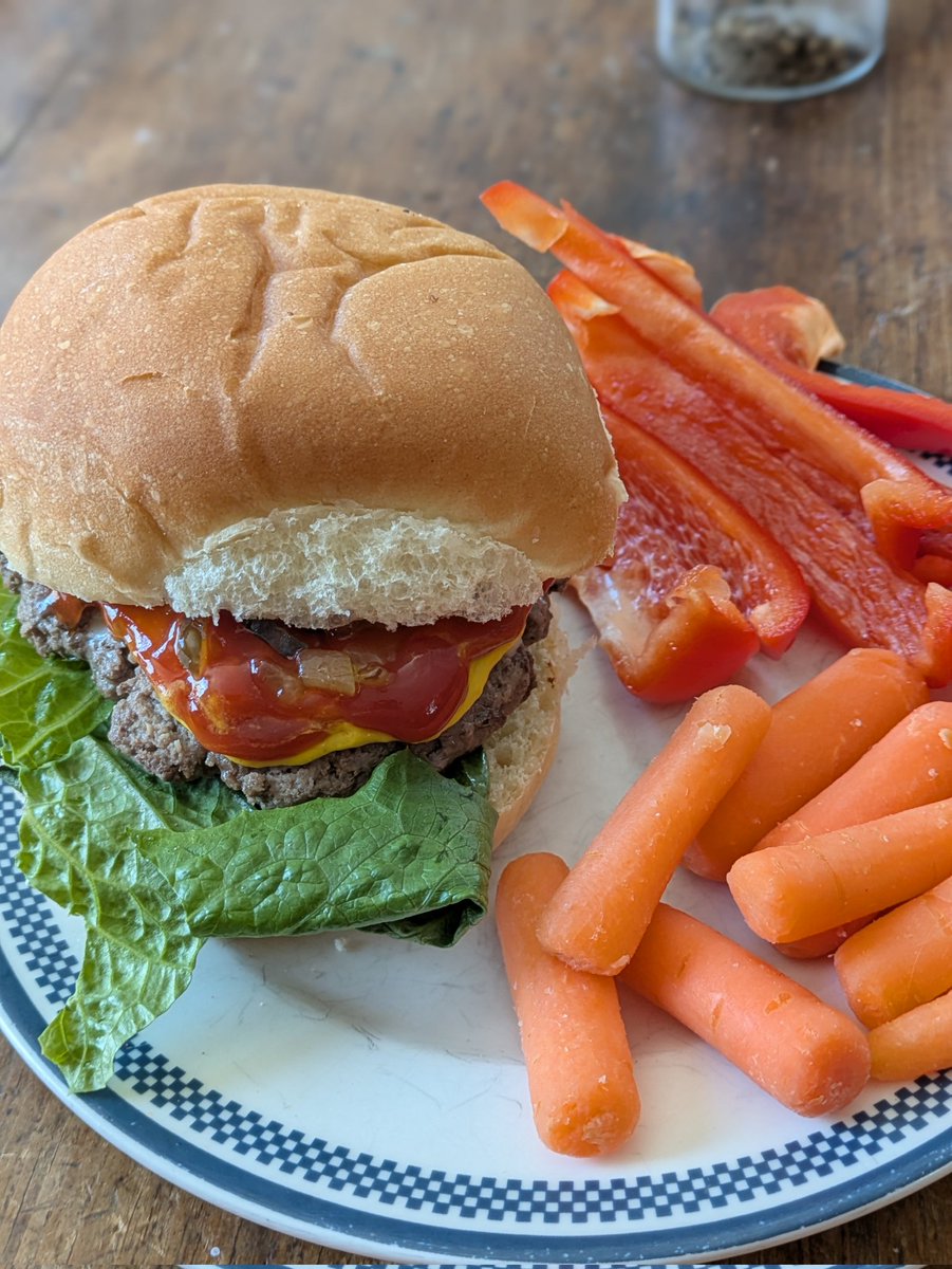 VioletSmiling3's tweet image. Are we still saying the thing? Is that still happening? 550cals, 30g protein. Would have been less, but my dad always buys a higher fat % ground beef.