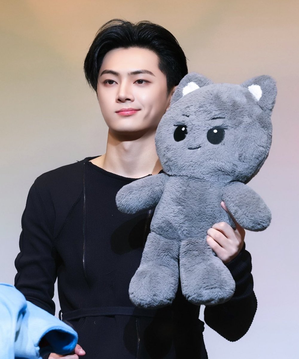 proudpjs's tweet image. same smile 🥹🤏🏻