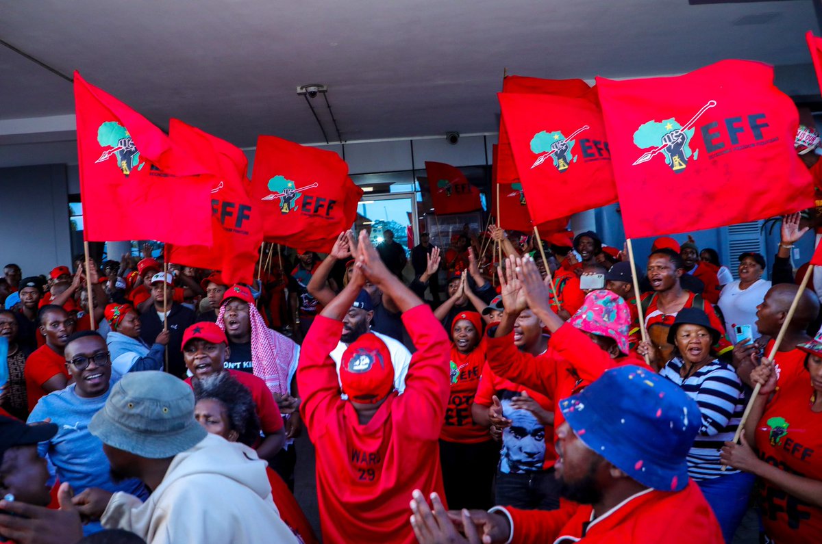 ♦️In Pictures♦️

The EFF President and Commander in Chief <a href="/Julius_S_Malema/">Julius Sello Malema</a> has arrived in East London ahead of his pre-sentencing hearing that will be taking place tomorrow.

President was warmly welcomed by fighters at the airport to show support.

#HandsOffMalema