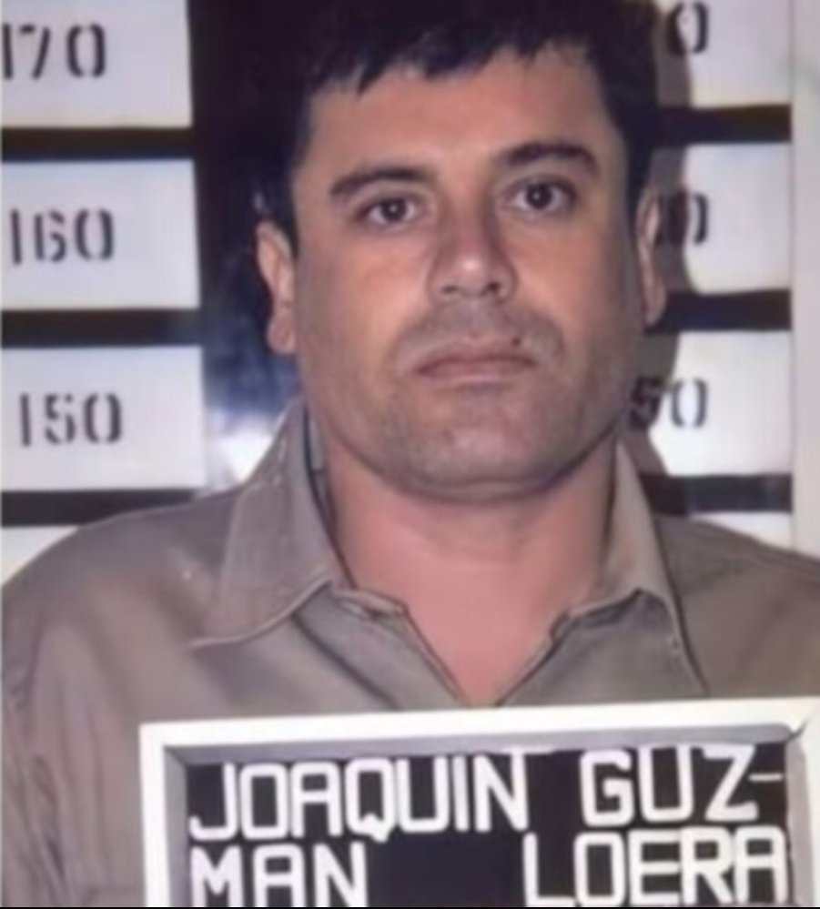 cesargutipri's tweet image. Que no se olvide que un día como hoy, hace 25 años, se fugó por la puerta de entrada  del penal de máxima seguridad (CEFERESE 2) de Puente Grande, Jalisco, por primera ocasión el Narcotraficante Joaquín Guzmán Loera, conocido como "Chapo Guzmán"

Siendo presidente Vicente Fox…