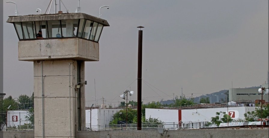 cesargutipri's tweet image. Que no se olvide que un día como hoy, hace 25 años, se fugó por la puerta de entrada  del penal de máxima seguridad (CEFERESE 2) de Puente Grande, Jalisco, por primera ocasión el Narcotraficante Joaquín Guzmán Loera, conocido como "Chapo Guzmán"

Siendo presidente Vicente Fox…