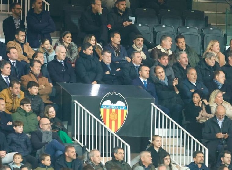 Valfaraig78's tweet image. Dejemos tranquilos a @jose_gaya y a @javi10guerra y centremos el tiro en Ron Gourlay, Solís y demás palmeros del palco y con Lim y el friki de los Pokémon. Amunt!