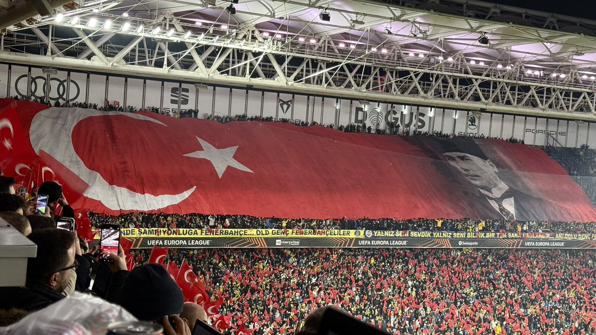 Fenerbahçe tribünlerinde Atatürk resminin olduğu dev Türk bayrağı açıldı.