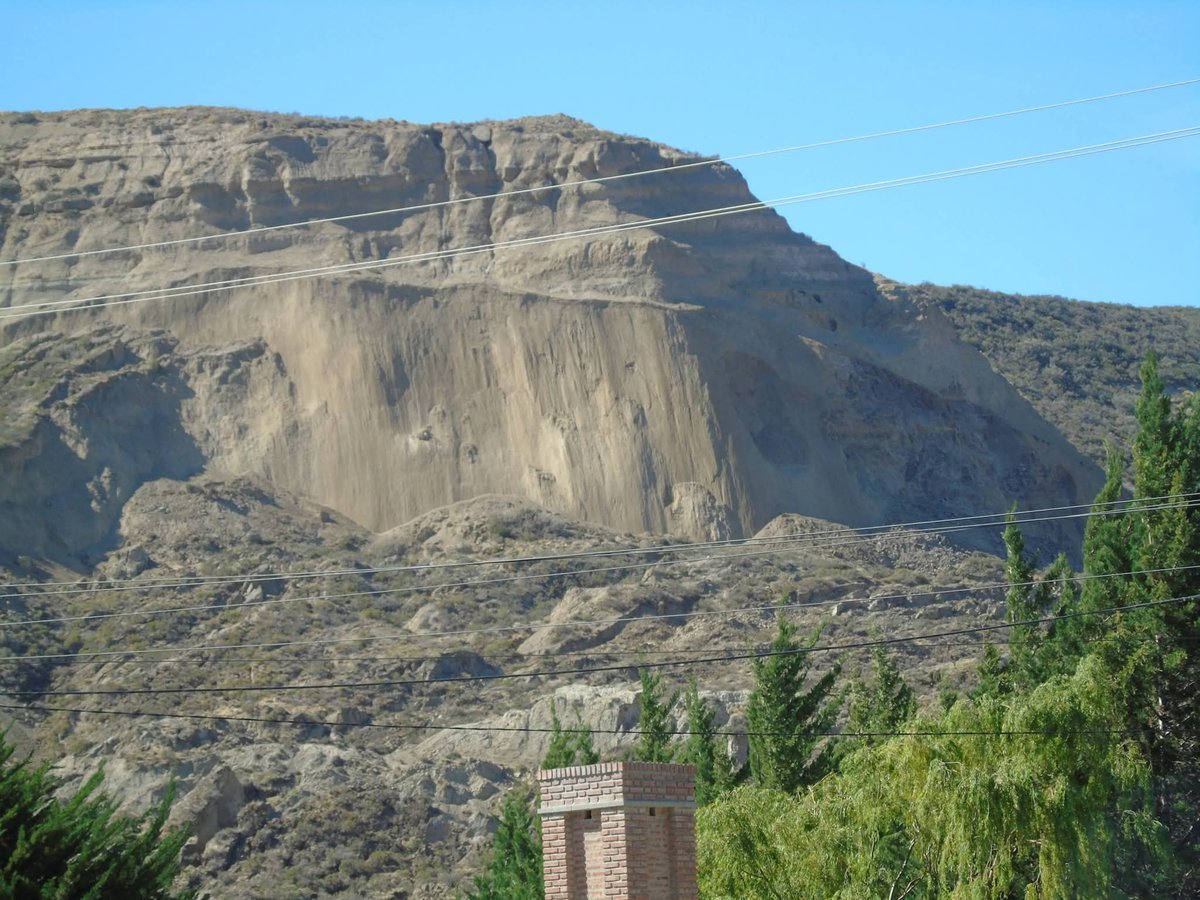 implacableCR2's tweet image. ✌🏿🌴

Dice Palmerita Luque que al Hermitte se le puede poner césped sintético y unas palmeras arriba y listo, problema solucionado.