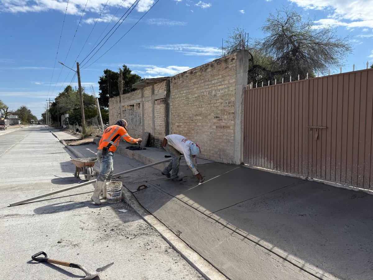 seduvopsanluis's tweet photo. #PotosíSinLímites #ElCambioQueSeVive #RicardoGallardo @GobEdoSLP @RGC_Mx   || Mejora conectividad con #ObraVial en Cerritos. 👉 La rehabilitación del Camino a San Pedro de los Hernández registra un avance del 75 por ciento en su segunda etapa... https://t.co/OTqgszcuUE https://t.co/ZfuC2EAHJs