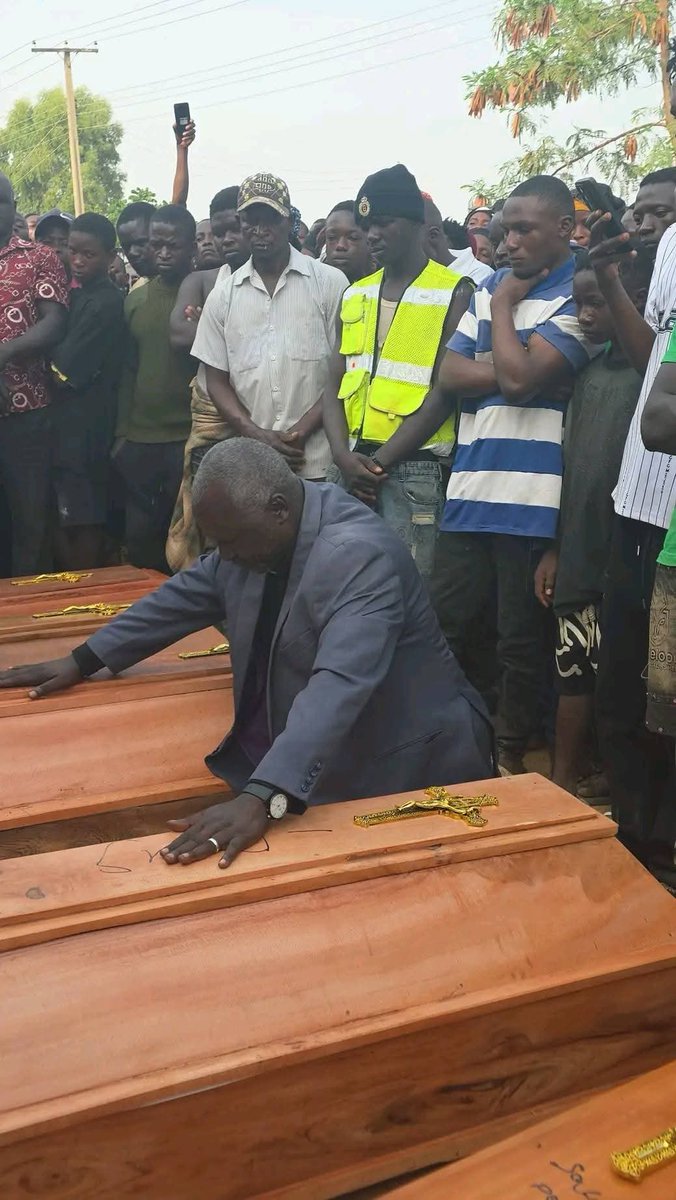 BREAKING: Christians Massacred, the burial of 6 people kllled by Fulani herdmen in Kuru took place today performed by Rev Ezekiel Dachomo 
Plateau State.

They Keep Lying TO THE WORLD that there is no Christians genocide.