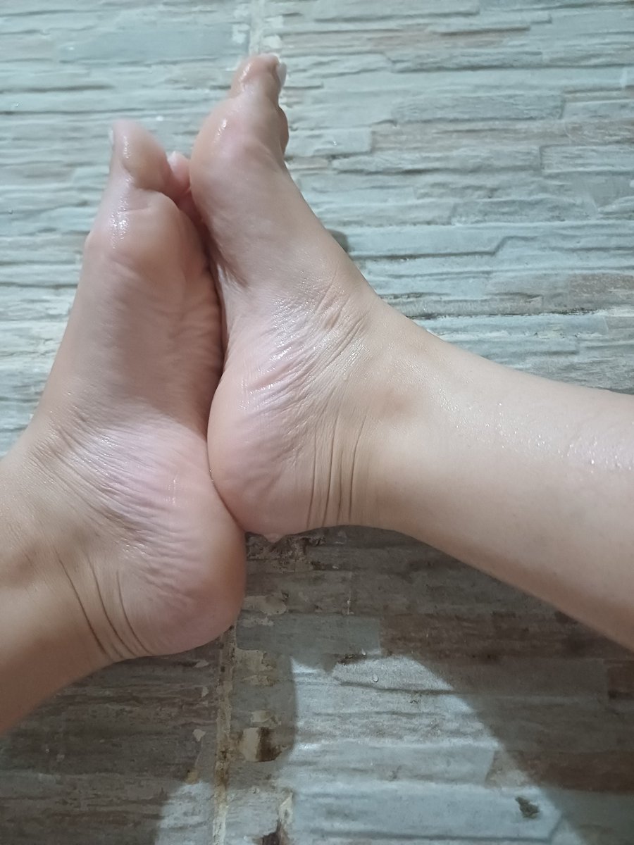 9911Gala's tweet photo. Imagine my feet deciding how much you deserve to spend today 👣#Footfetish https://t.co/085YCPEwHL