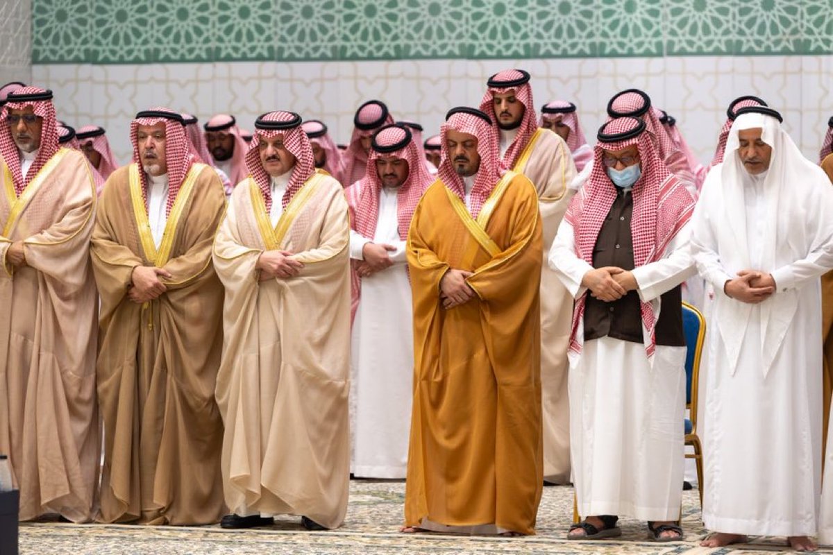 insharifain's tweet photo. The Deputy Emir of Mecca performs the funeral prayer at the Grand Mosque for His Royal Highness Prince Faisal bin Turki bin Abdullah Al Saud bin Faisal Al Saud. https://t.co/7GL0HRswB5