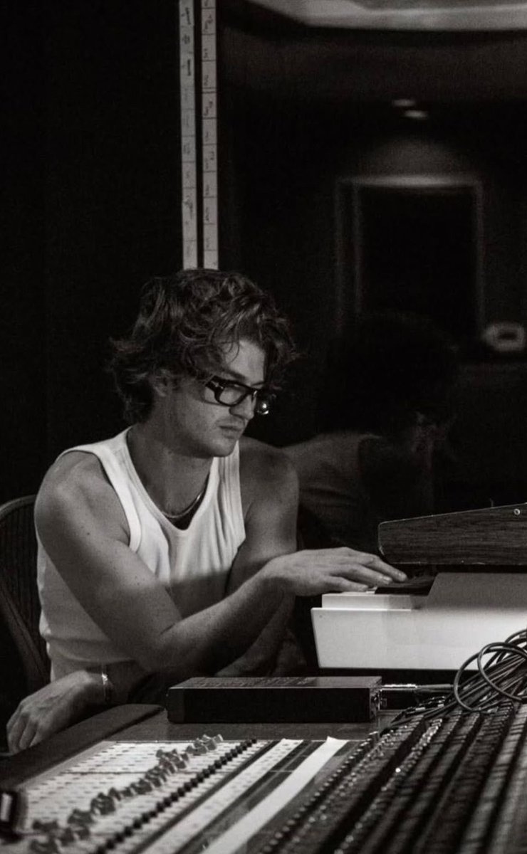 djokingg's tweet image. sigh