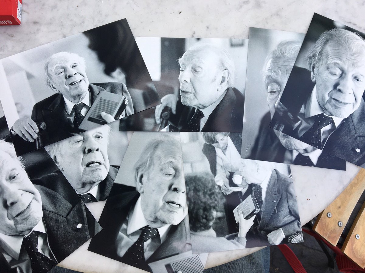 BorgesJorgeL's tweet photo. Periodista: ¿Del amor entiende, Borges? 
Borges: Sí. Desgraciadamente, sí. 
Periodista: ¿Cómo desgraciadamente?
Borges: Porque desgraciadamente pienso que trae más pesares que placeres. Ahora claro que la felicidad que da el amor es tan grande que más vale ser desdichado muchas veces para ser feliz algunas. ¡Es también una cuestión de estadística!
Periodista: Vale la pena entonces ser desdichados muchas veces para ser felices un minuto?
Borges: Sí. Yo creo que sí. Yo creo que todos nosotros hemos sido muy felices con el amor alguna vez y también creo que todos hemos sido muy desdichados muchas veces. El amor le ofrece a uno esa incertidumbre, esa inseguridad del hecho de poder pasar de una felicidad absoluta a la desdicha; pero también de poder pasar de la desdicha a la brusca, a la inesperada felicidad. Pienso que es una experiencia y uno no debe rehusar experiencias.

Julio 1976 - Entrevista a Jorge Luis Borges realizada por Bernardo Neustad para su programa "Tiempo Nuevo".