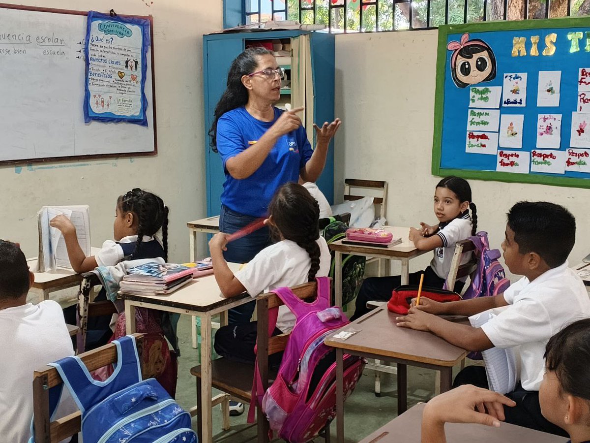 DPDBarinas's tweet photo. ¡La prevención nace en el aula! 🏫✨ La DPD Barinas visitó a los niños de 2do grado de la E.B. "Juan Escalona" para fortalecer valores, empatía y convivencia pacífica. Construimos seguridad ciudadana desde la educación y el respeto. 👦👧🤝
​#DPDBarinas https://t.co/CPTopR1Aus