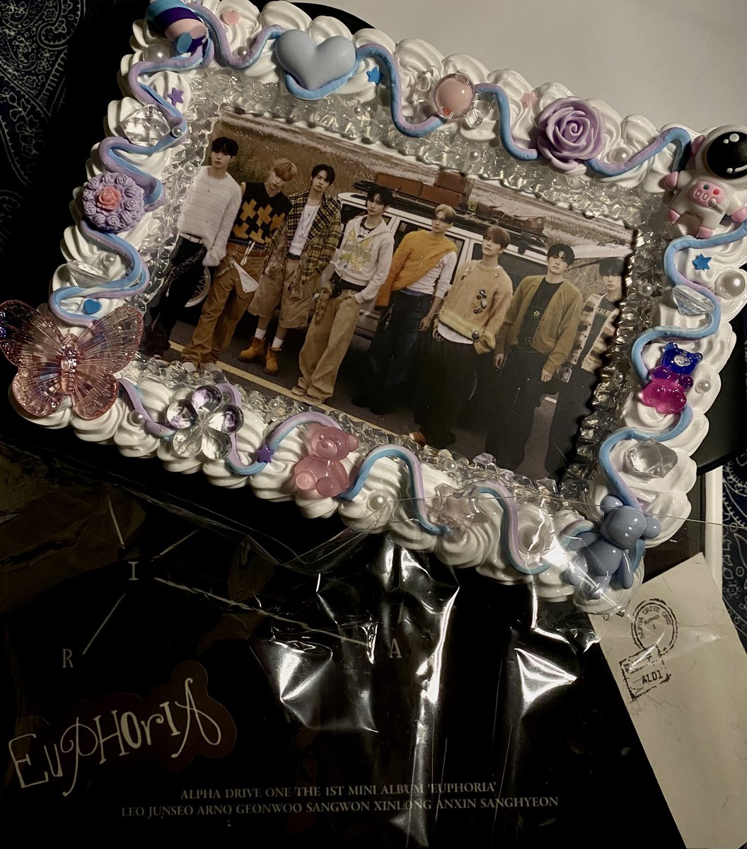 mxaxxrxs's tweet photo. I made some toploaders inspired by the star road ver. of the album, and frames inspired by cinnamon shake and chains/freak alarm ver. What do you guys think about these? Please let me know.🥰
#ALD1 #ALPHADRIVEONE #LEELEO #JUNSEO #ARNO #GEONWOO #SANGWON #XINLONG #ANXIN #SANGHYEON https://t.co/uSkoJ6wIMj