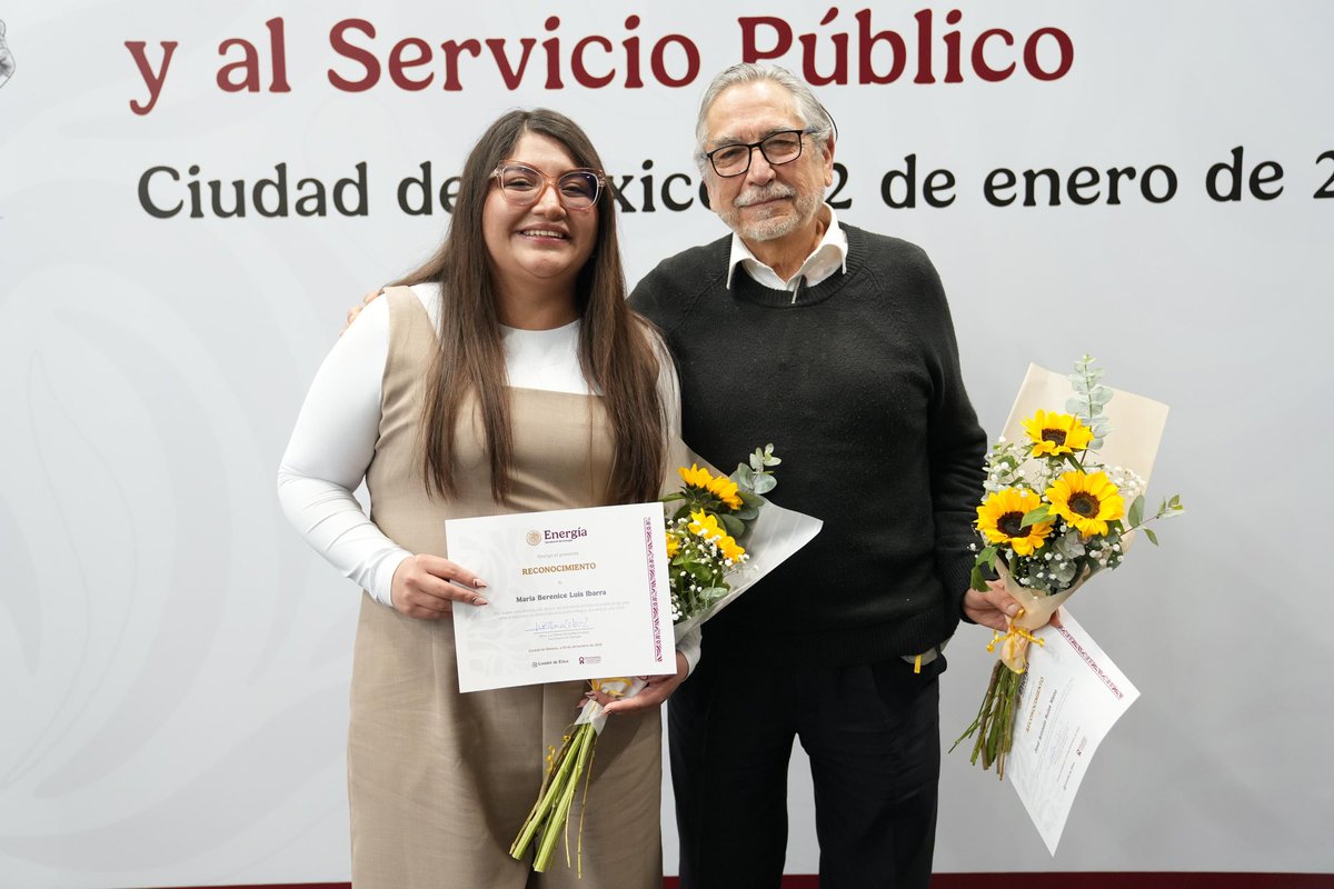 LuzElena_GE's tweet photo. ¡El servicio público es estar al servicio de la nación! 
Entregamos reconocimientos 📜 a la integridad y al servicio público a dos extraordinarios colaboradores de la @SENER_mx: José A. Rojas Nieto, subsecretario de electricidad y María Berenice Luis Ibarra, de enlace de archivo. https://t.co/MoBlMSneor