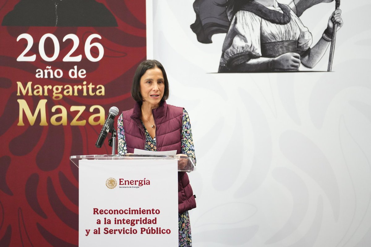 LuzElena_GE's tweet photo. ¡El servicio público es estar al servicio de la nación! 
Entregamos reconocimientos 📜 a la integridad y al servicio público a dos extraordinarios colaboradores de la @SENER_mx: José A. Rojas Nieto, subsecretario de electricidad y María Berenice Luis Ibarra, de enlace de archivo. https://t.co/MoBlMSneor