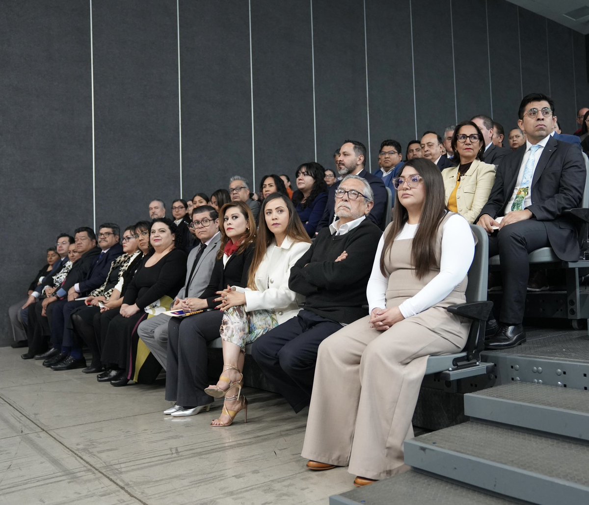 LuzElena_GE's tweet photo. ¡El servicio público es estar al servicio de la nación! 
Entregamos reconocimientos 📜 a la integridad y al servicio público a dos extraordinarios colaboradores de la @SENER_mx: José A. Rojas Nieto, subsecretario de electricidad y María Berenice Luis Ibarra, de enlace de archivo. https://t.co/MoBlMSneor