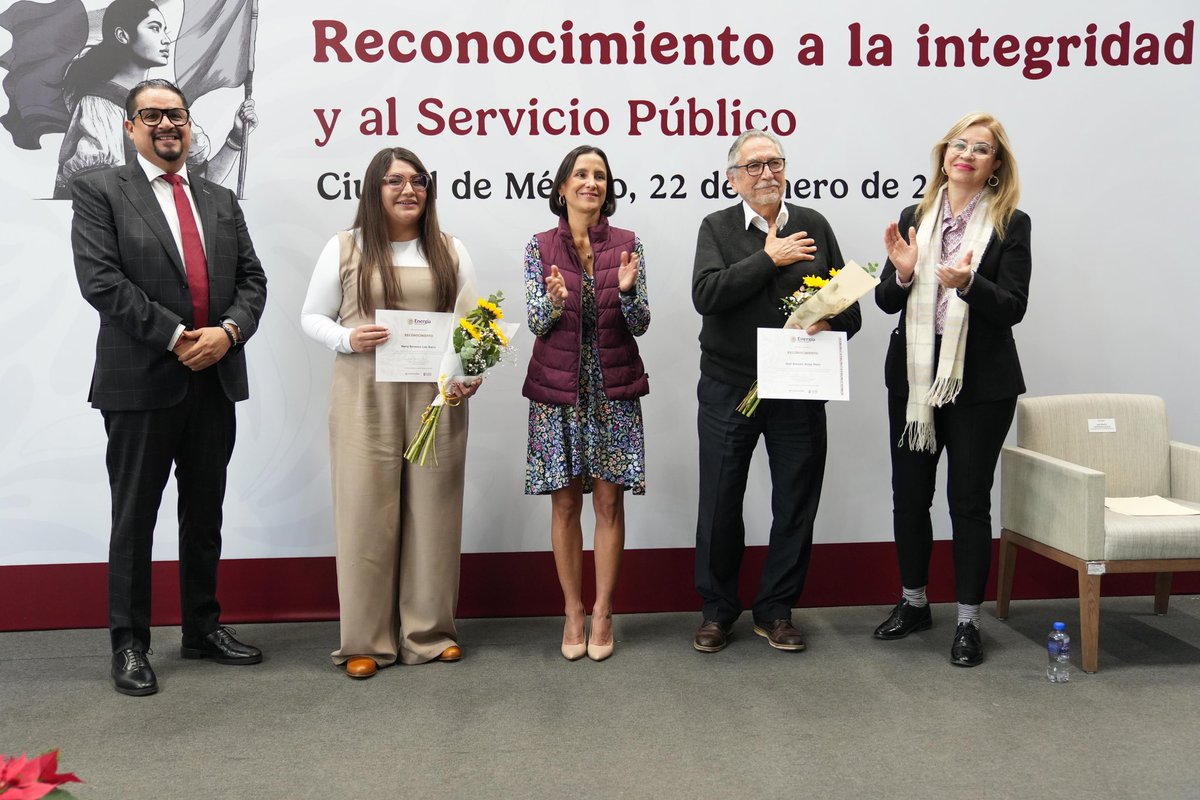 LuzElena_GE's tweet photo. ¡El servicio público es estar al servicio de la nación! 
Entregamos reconocimientos 📜 a la integridad y al servicio público a dos extraordinarios colaboradores de la @SENER_mx: José A. Rojas Nieto, subsecretario de electricidad y María Berenice Luis Ibarra, de enlace de archivo. https://t.co/MoBlMSneor