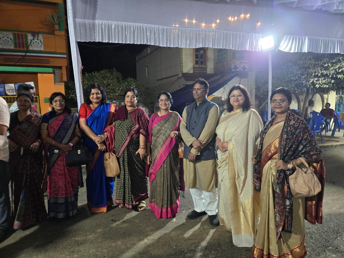 bjmmodisha's tweet photo. ପୁରୀ ଜ଼ିଲ୍ଲା ବ୍ରହ୍ମଗିରି ନିବାସୀ,କେନ୍ଦୁଝର ଜ଼ିଲ୍ଲା ପ୍ରଭାରୀ ତଥା ରାଜ୍ୟ ସାଧାରଣ ସମ୍ପାଦକ ବିରଞ୍ଚି ନାରାୟଣ ତ୍ରିପାଠୀ ଙ୍କ ମା ସ୍ୱର୍ଗତ ଚନ୍ଦ୍ର ମଣି ତ୍ରିପାଠୀ ଙ୍କ ଦ୍ୱାଦଶ କ୍ରିୟା ରେ ଯୋଗ ଦେଇ ଶ୍ରଦ୍ଧାଞ୍ଜଳି ଅର୍ପଣ କଲେ ରାଜ୍ୟ ମହିଳା ମୋର୍ଚ୍ଚା ସଭାନେତ୍ରୀ ଡାକ୍ତର ଐଶ୍ୱର୍ଯ୍ୟା ବିଶ୍ୱାଳ ମହୋଦୟା।
@blsanthosh https://t.co/yGbZUUnXGU