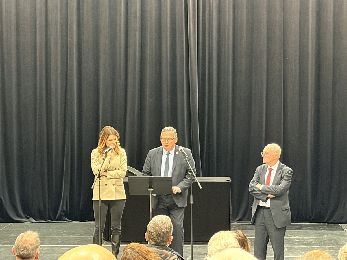 Vœux de <a href="/mongardien_c/">Christophe Mongardien</a> et <a href="/MaudBregeon/">Maud BREGEON</a>.
Devant une salle comble, notre député a partagé son expérience et rappelé qu’un bon compromis est un compromis exigeant.
<a href="/MaudBregeon/">Maud BREGEON</a> passe un message clair sur le #Budget2026 : préserver l’essentiel, assumer les choix pour une année utile.