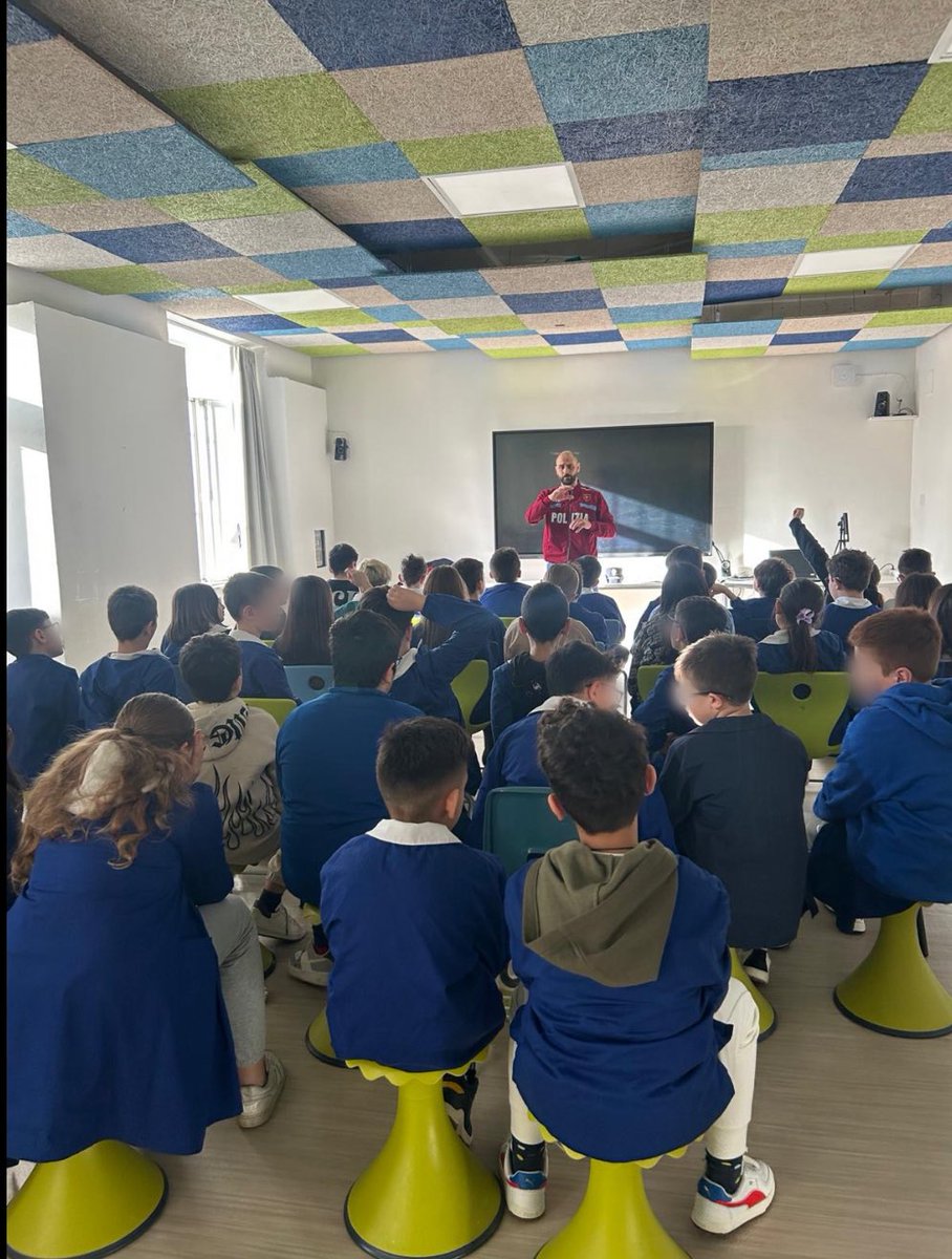QPerugia's tweet photo. Il personale della Questura, insieme al nostro tecnico Fiamme, ha incontrato gli studenti delle scuole primarie di Torgiano e Bettona per una lezione dedicata alla legalità.

@poliziadistato 
#essercisempre https://t.co/BwZezmhYi2