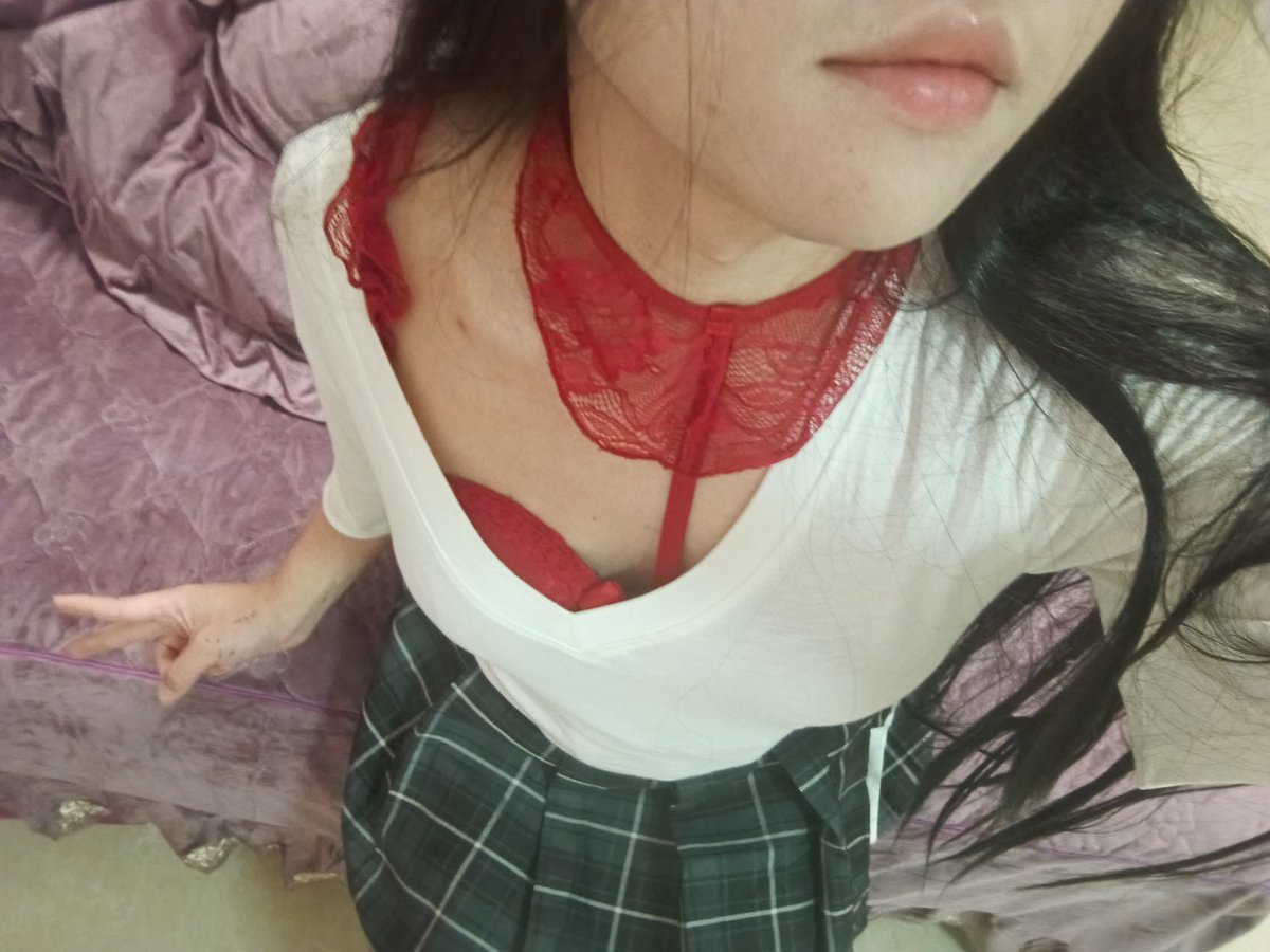 xiaoyi9494's tweet photo. 啦啦啦，宝子们觉得好看嘛。新手化妆技术不行。新手轻点喷 #cd  #男娘cd  #伪娘 https://t.co/g5DnBr5770