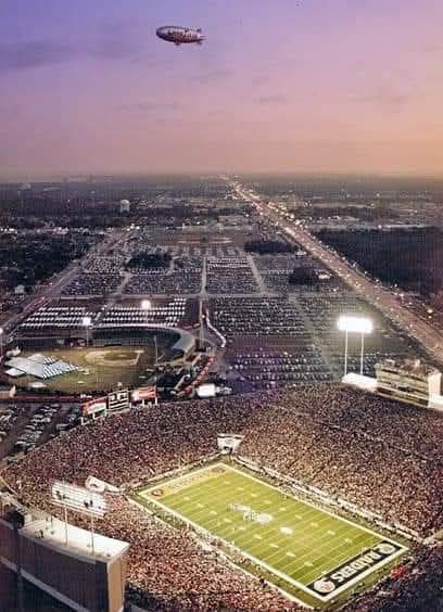 VanderlansJim's tweet image. January 22, 1984 - An aerial shot of Tampa Stadium during Super Bowl XVIII between the #Raiders and #Redskins. The Raiders dominated Washington in a 38-9 victory.
#NFL #SuperBowl #OTD #1980s