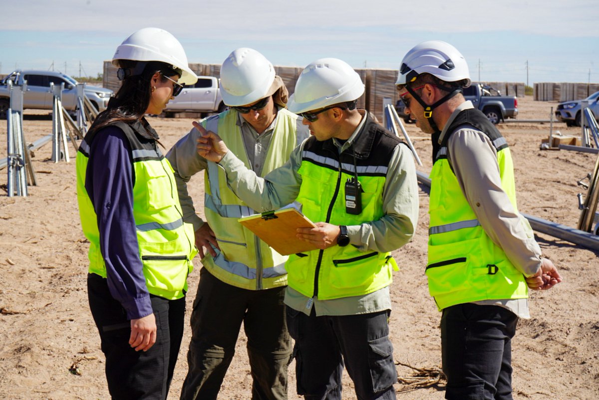 La primera fila completa de paneles del Parque Solar Arauco I ya está instalada, validando en campo los estándares técnicos, de calidad y seguridad del proyecto.
Un hito clave que marca el inicio del montaje y reafirma nuestro compromiso con la transición energética en La Rioja.
