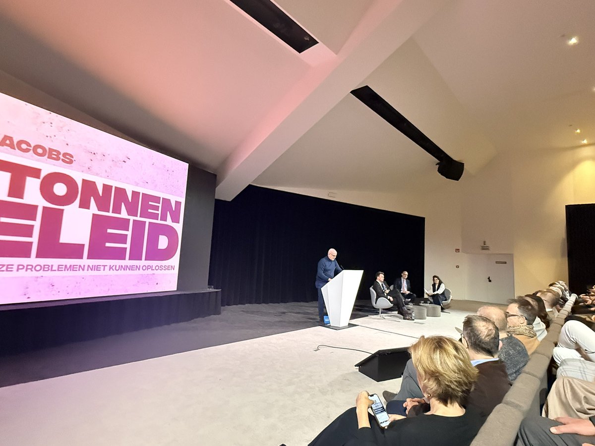 Het debat start direct stevig:

<a href="/vadderiVRT/">ivan de vadder</a> 
“Eigenlijk toont Arizona dat je zaken kan hervormen zonder staatshervorming, pragmatisch zijn er oplossingen”

<a href="/QuintenJacobs3/">Quinten Jacobs</a> “#Arizona is net het bewijs dat er sprake is van het betonnen beleid en nood is aan een staatshervorming: