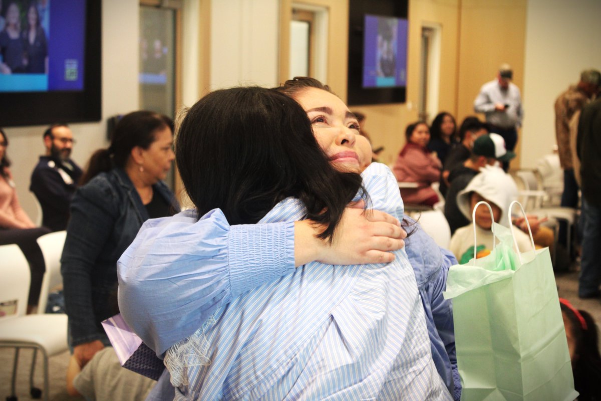 UnivTransplant's tweet photo. We recently gathered to celebrate a powerful Kidney Donor Reveal—honoring the donors, recipients, and families forever connected by the gift of life. 💚 Hope is alive, kindness endures, and everyday heroes make the impossible possible.

#LivingDonor #GiftOfLife #KidneyReveal https://t.co/PTv6haBJrC