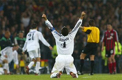 Tras los acontecimientos de la semana pasada, cese de Xabi, derrota en Supercopa y derrota ante el Albacete, llega el Mónaco se le gana bien y...

En tuiter leo mensajes de Y si sí? Ya presionan todos, el once funciona, Mastan ya vale...

Esta locura también es el Real Madrid...