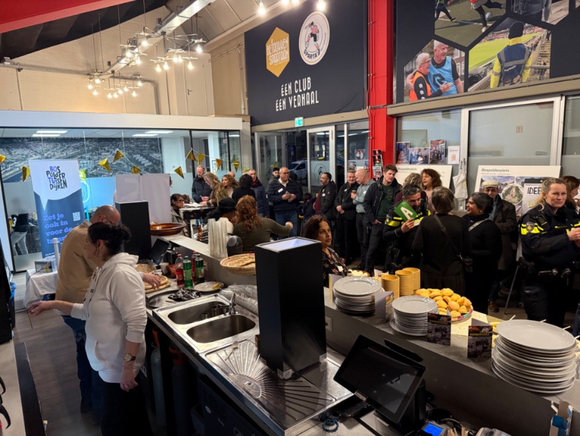 rinibiemans's tweet photo. Nieuwjaarsfeest #botu #spangen #rotterdam #spartastadion Gezellig en lekker eten gemaakt door mensen uit de wijk. Saotosoep en kip met rijst 😀🍀👏 https://t.co/W1LYpbriIT