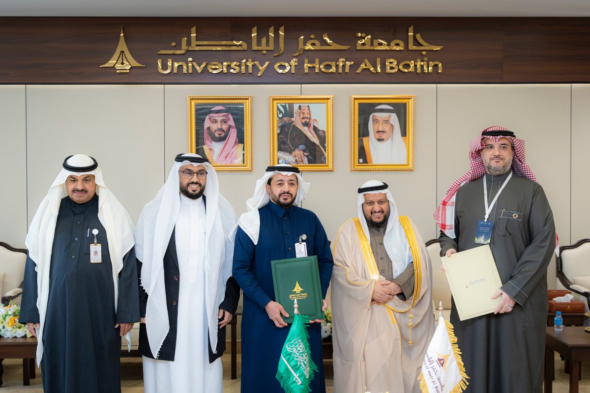 على هامش مؤتمر ومعرض «الطاقة المستدامة وتمكين المستقبل»، وبحضور سعادة وكيل الجامعة للدراسات العليا والبحث العلمي د. بدر بن جمعان الشاعري، أبرمت #جامعة_حفر_الباطن مذكرة تفاهم مع جمعية محترفي الاستدامة السعودية.
مثّل الجامعة في التوقيع عميد كلية الهندسة د. فواز بن سعد الحربي، فيما