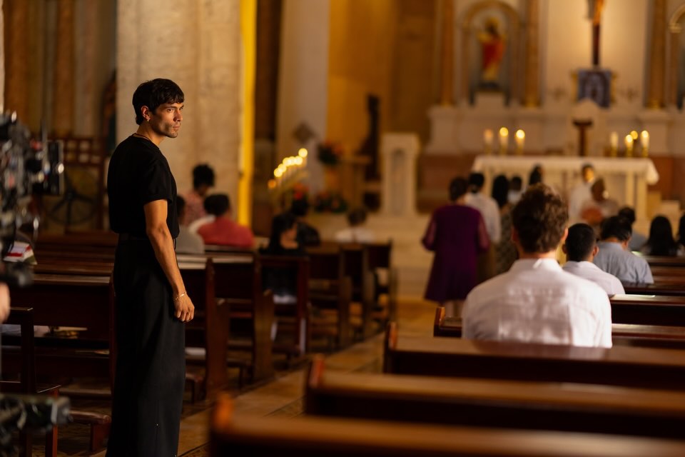📷| Tom Hiddleston and Diego Calva on the set of TNM S2.