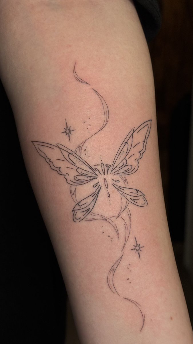 trustcysiaa's tweet photo. FIRST TATTOO!! https://t.co/Ti8BlB5Jsm