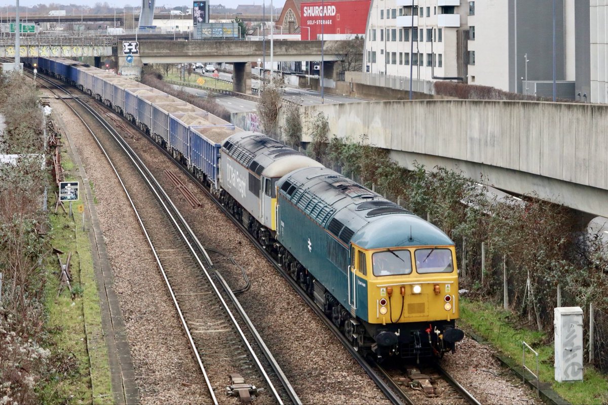 HiPa125's tweet image. DC Rail #Class56 56045+56103 doublehead 6Z20 0930 Cliffe Brett Marine &amp;gt; Chessington South Sidings through Shepherds Bush #MildmayLine