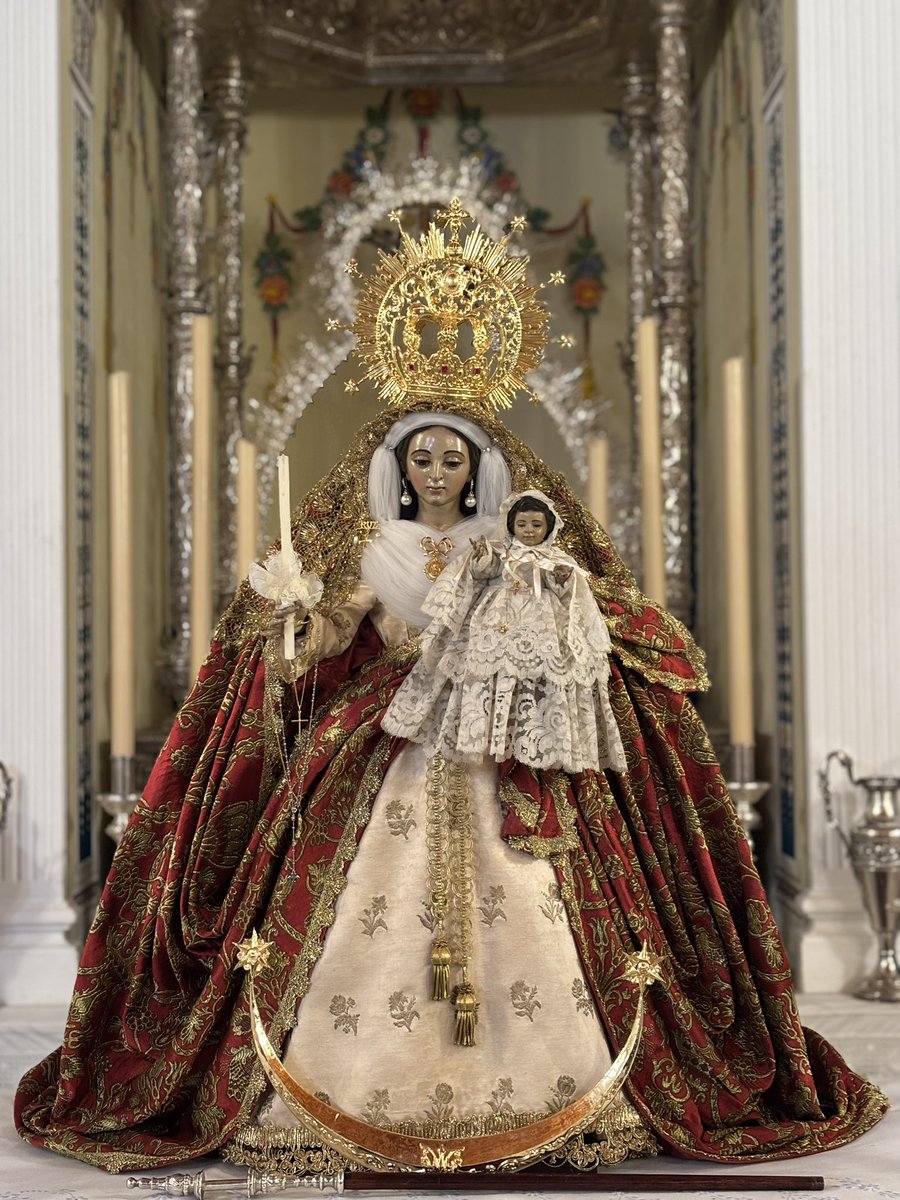 Nuestra Señora de la Cruz, patrona de Benalmádena, ataviada para la festividad de la Candelaria. #CruzDeBenalmádena