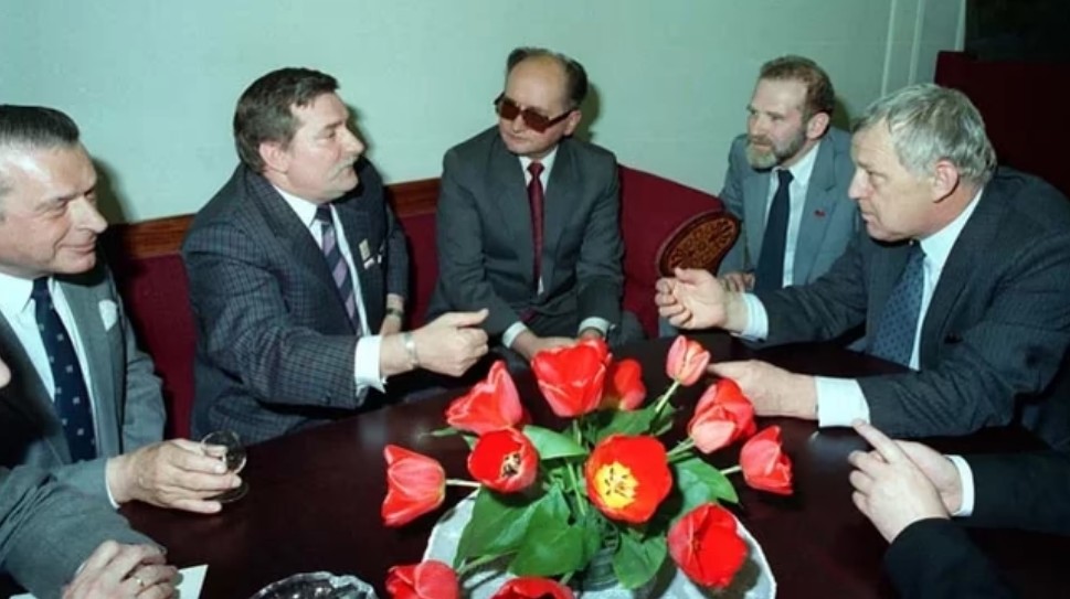 Lekcja SPECJALNA Szkoły w Obrzydłówku ⬇️
Liczba zarejestrowanych konfidentów UB/SB w latach 1949-89 :
1949 - 50 296
1950 - 57 332
1951 - 66 071
1952 - 78 359
1953 - 85 333
1954 - 75 839
1955 - 36 085
1956 - 19 941
1957 - 11 957
1958 - 11 588
1959 - 11 119
1960 -  8 720
1961 -  9