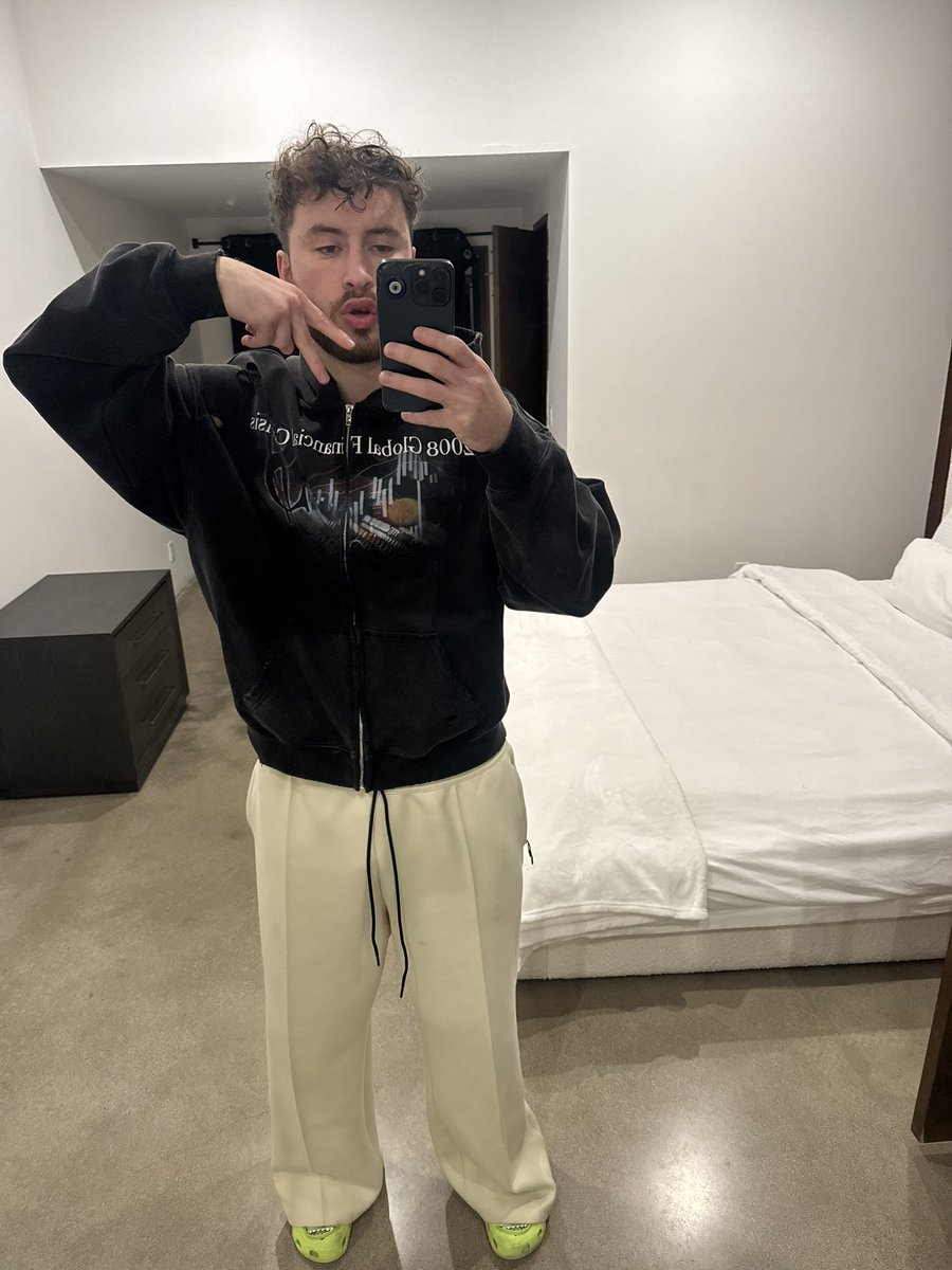 Andog2000's tweet photo. man dressed like this would like you to straighten your fucking tie https://t.co/Zk8WW0Llqo