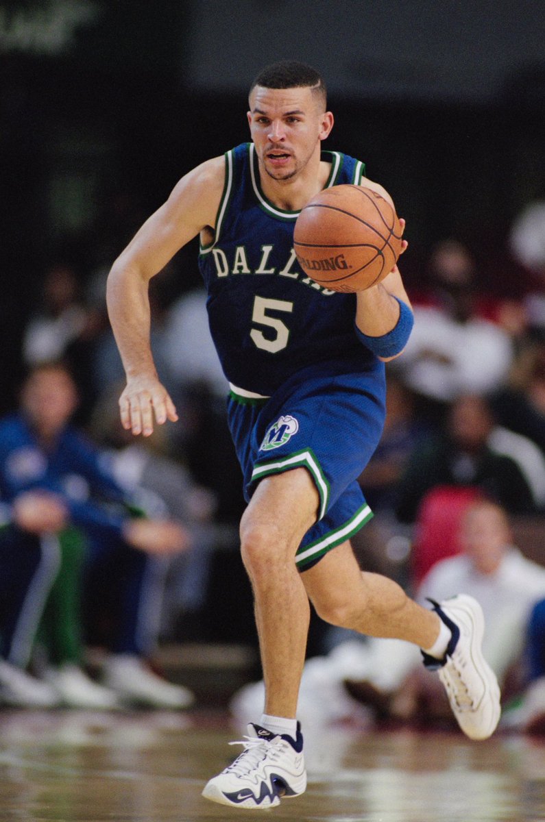 Stephen Curry pulled up to Dallas wearing Jason Kidd’s Nike Zoom Flight V 👀