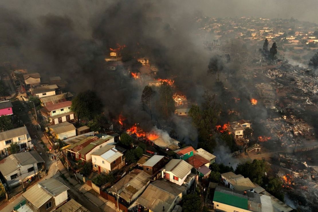 NPIMX1's tweet photo. Los brigadistas, provenientes de Guadalajara, forman parte de la Comisión Nacional Forestal (Conafor) y de la Secretaría de la Defensa Nacional (Sedena), y serán desplegados en distintos focos activos realizando labores de control, contención y apoyo en tierra. https://t.co/xxEF6MqQiJ