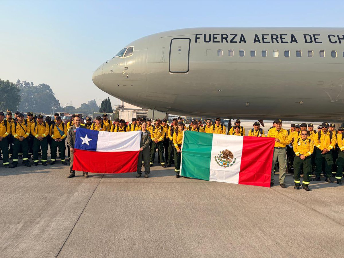 NPIMX1's tweet photo. Los brigadistas, provenientes de Guadalajara, forman parte de la Comisión Nacional Forestal (Conafor) y de la Secretaría de la Defensa Nacional (Sedena), y serán desplegados en distintos focos activos realizando labores de control, contención y apoyo en tierra. https://t.co/xxEF6MqQiJ