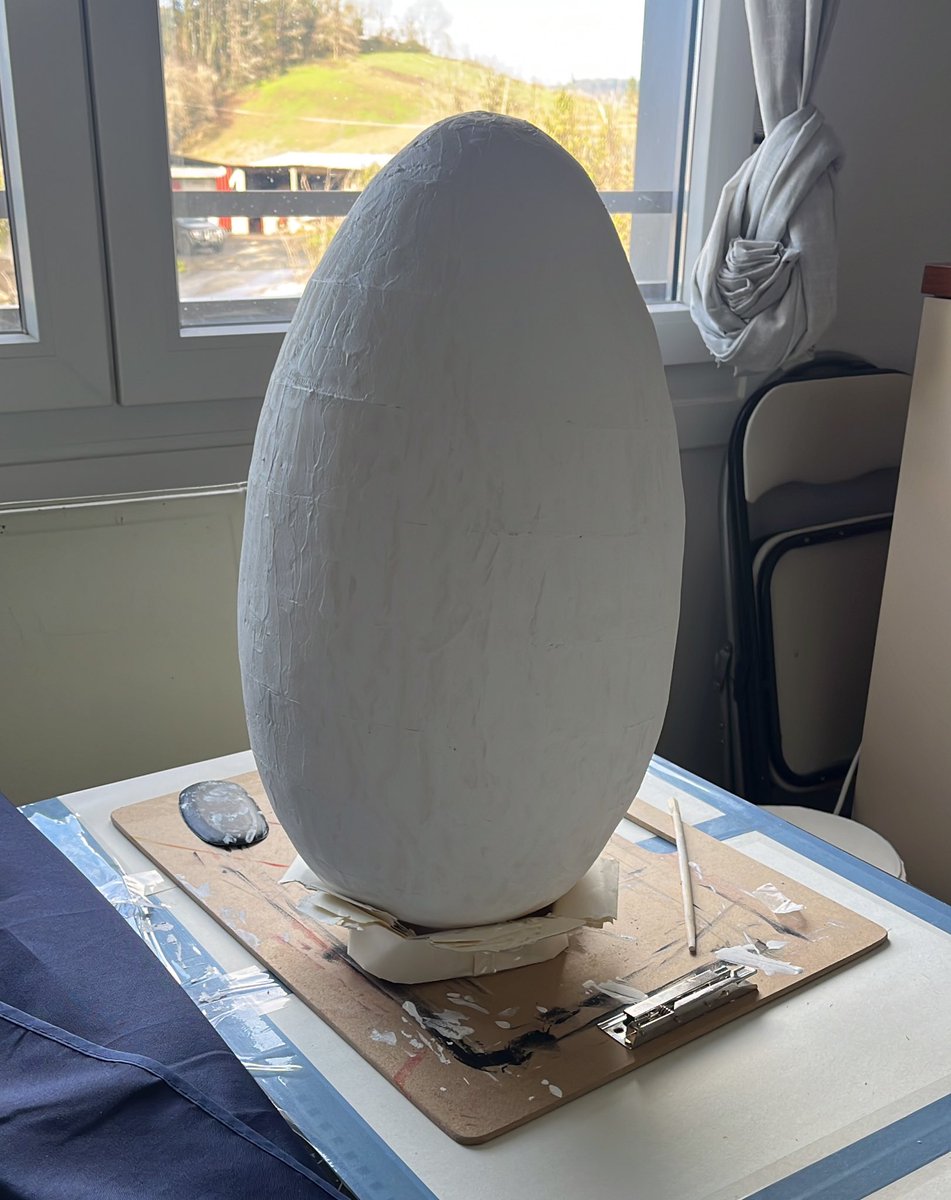 Back to work this latest afternoon… now the dino egg is gaining more shape, covering it in plaster primer 😌✨… it’s only on the first layer… so, ready to see more in the upcoming days? 👀 

#sculpturewip